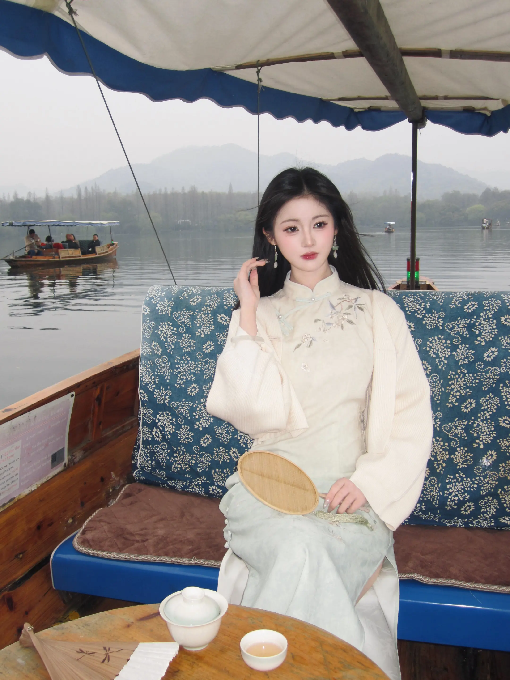 江南淡淡雨潇潇。