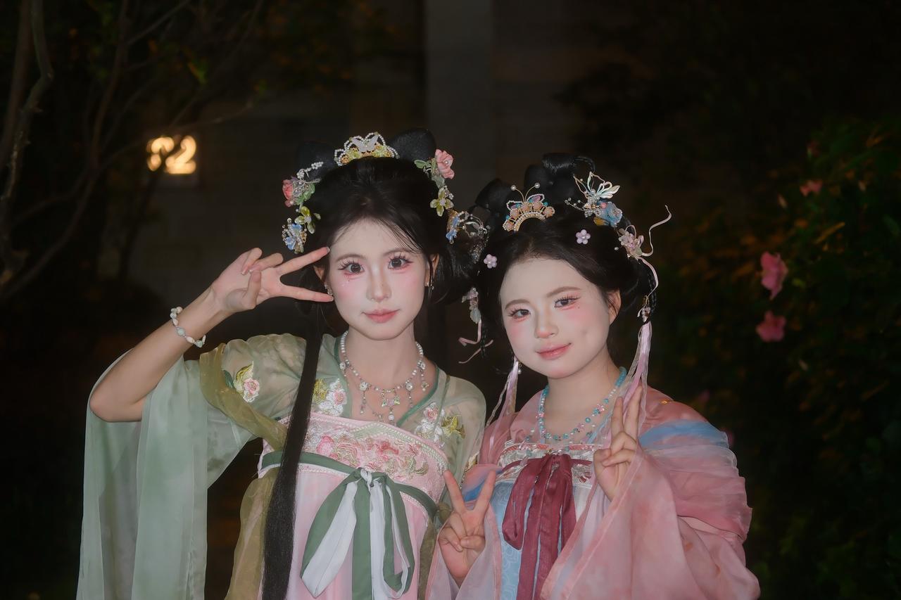 古镇的黑夜，随手拍几张总要来一次国风的气氛感 总要体验一次汉服吧 汉服能有多惊艳