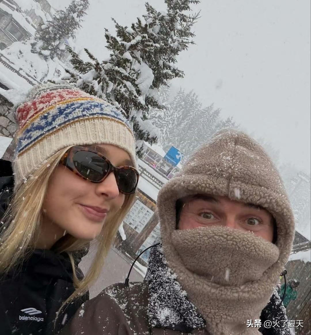 贝克汉姆带宝贝女儿小七去滑雪🎿
幸福的父女时光～