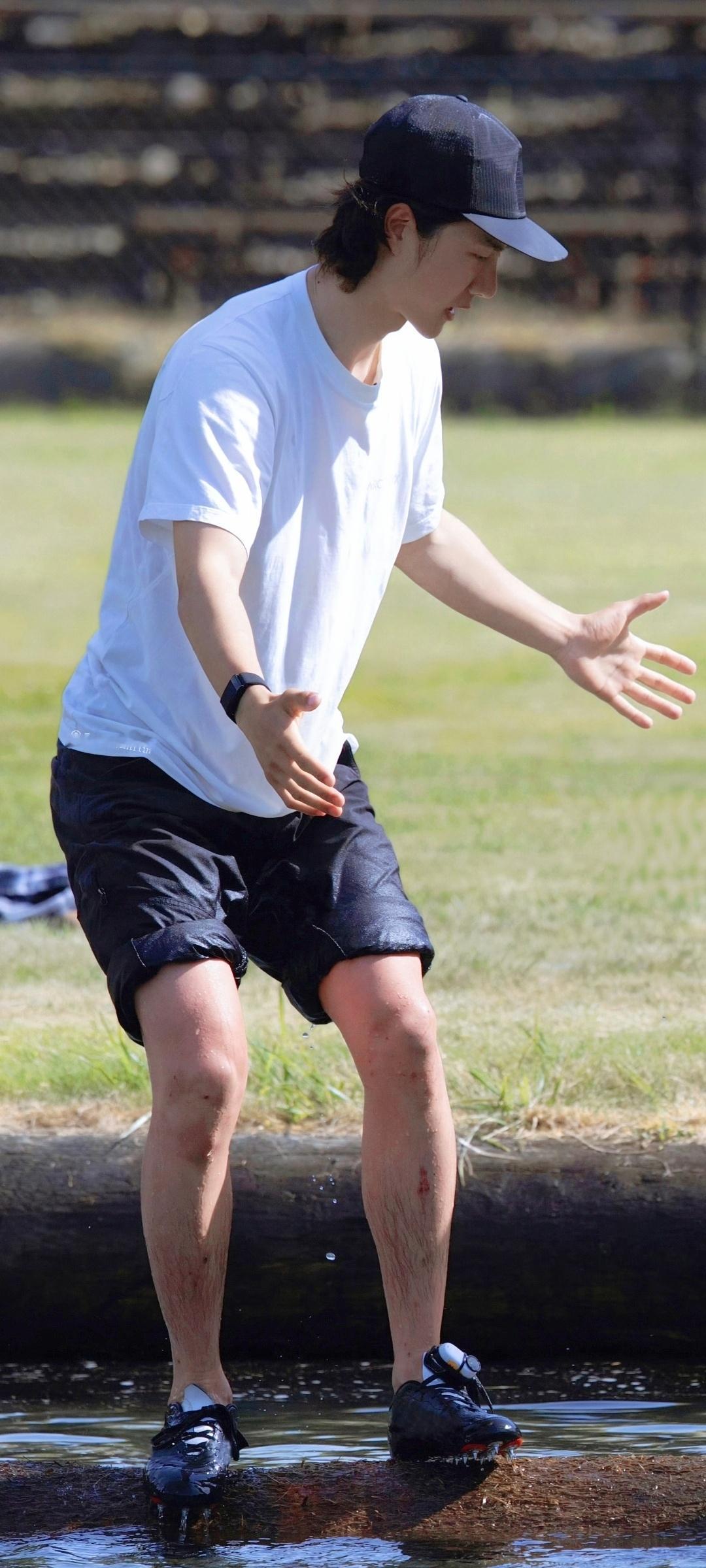 王一博的腿毛变浓密了，男孩成长为男人，肤色晒黑了，密密麻麻的小伤口，纯爷们 王一