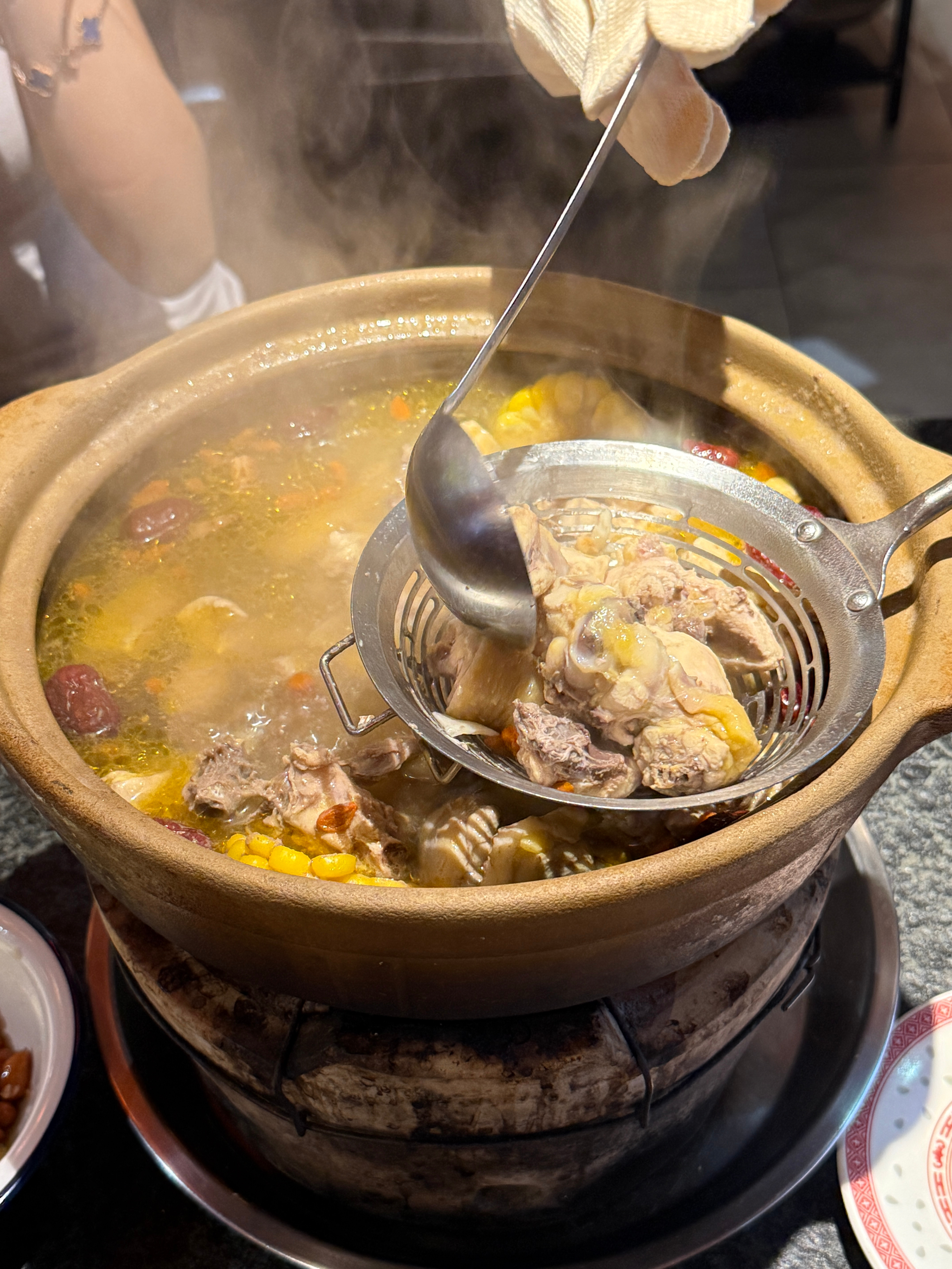 下雨天吃点暖和的♨️这家鸡煲非常之推荐今天小卷长胖了吗