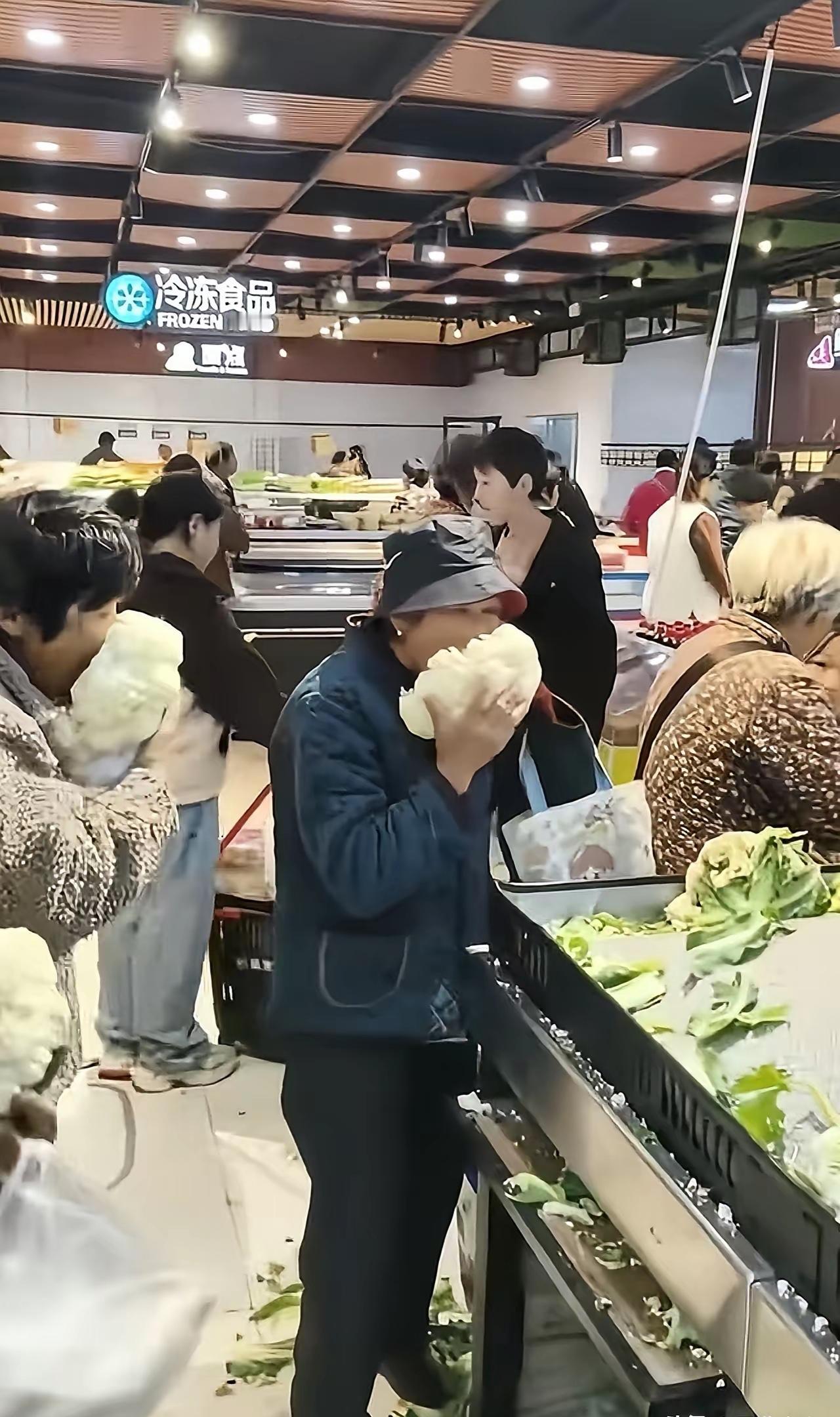 太恐怖了，我如果老了也不好意思啃．所以网友都说，再过十几二十年，素质会整体提升很