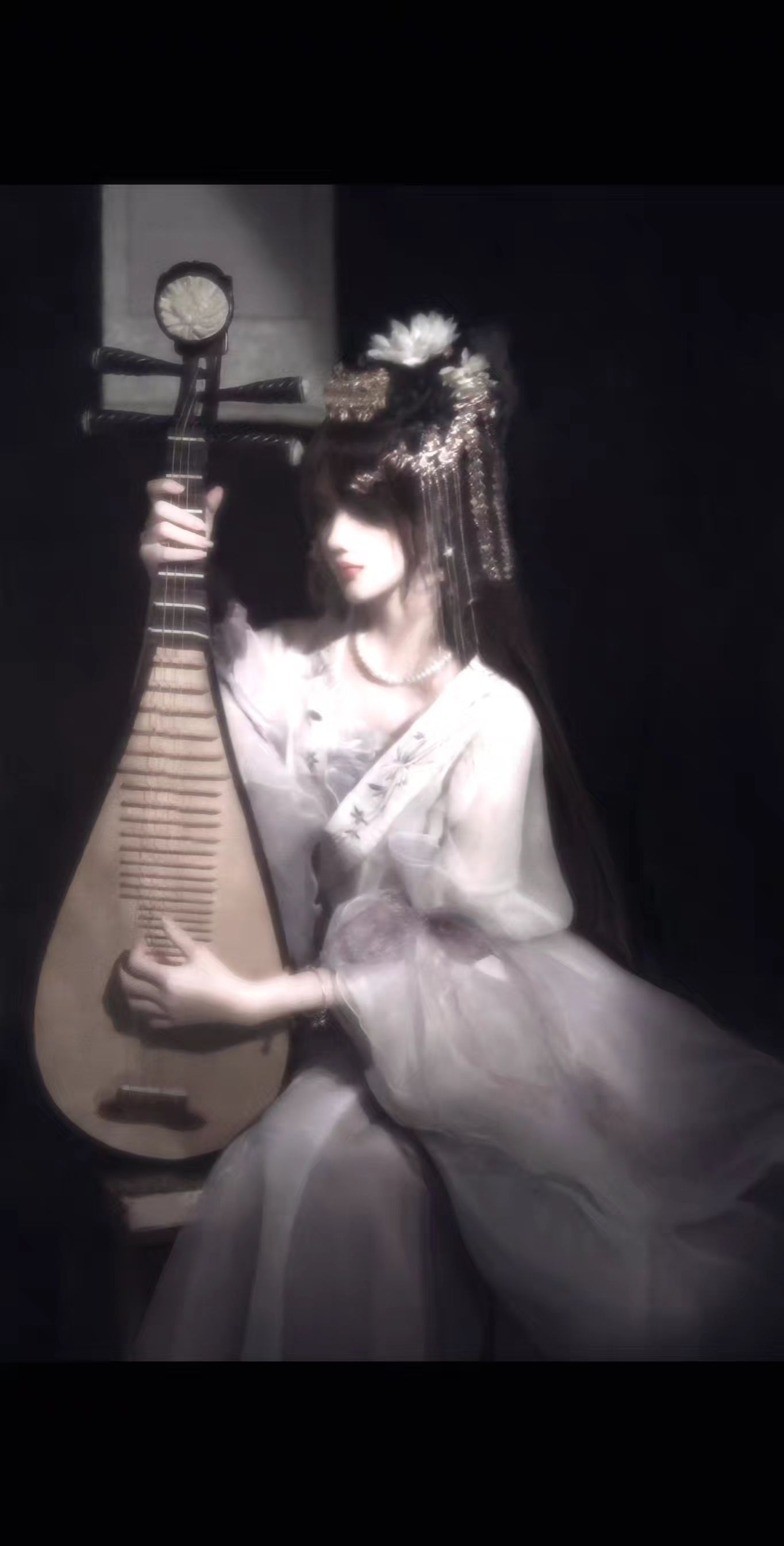 千呼万唤始出来，犹抱琵琶半遮面。