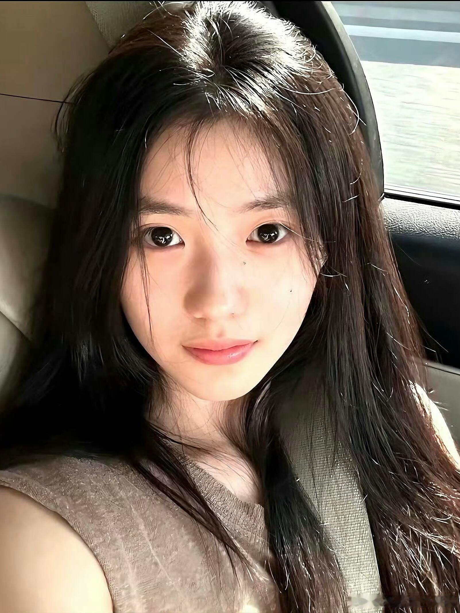 刘浩存[超话]  刘浩存就是小说里描述的天生丽质的白月光女主，言情小说里清冷白月