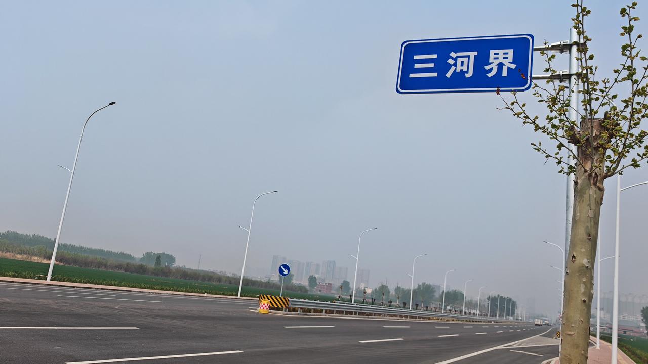 这条路是大厂这边居民福音。

观潮路是大厂和燕郊的连接线，路中间挂着两个牌子，分