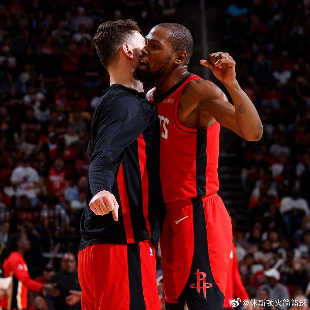 老鹰vs火箭 今天KD和申京通过多次的配合以及场上场下的交流互动，打破了队内不合