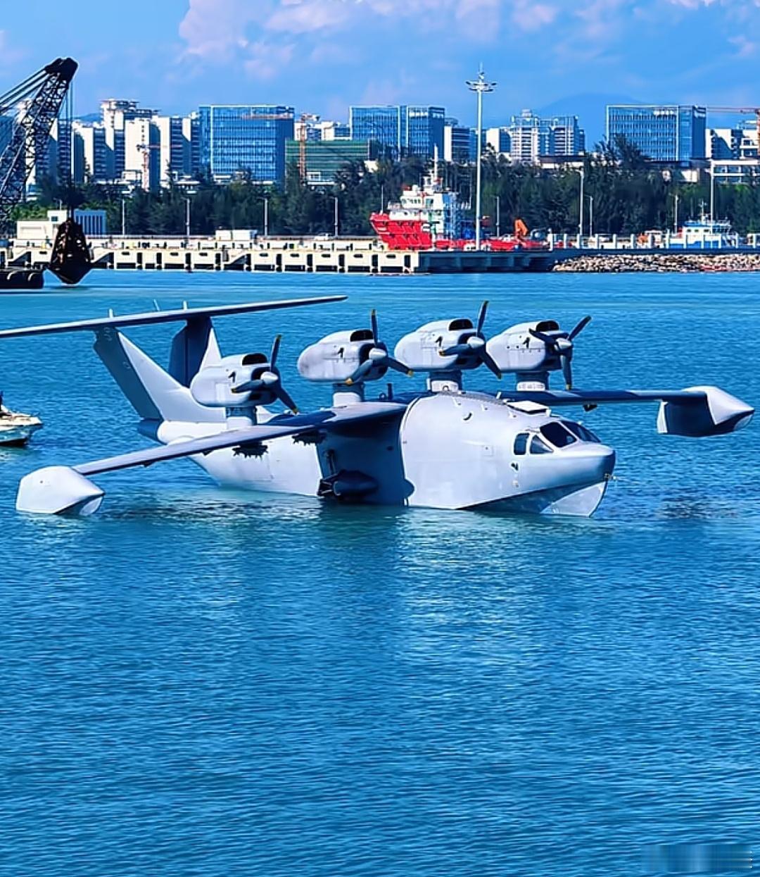 我国研制的“渤海怪兽”地效飞行器真正的高清照，翼下居然带了四个挂架！这下子没有人