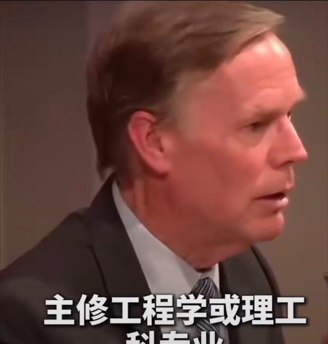 一个前美国驻华大使卸任后突然直言“我们都低估了中国”，这句话像一记警钟敲响全球。