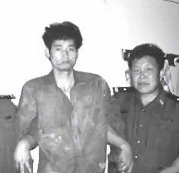 1997年8月15日，37名公安、武警秘密潜入了龙合村，准备逮捕“神枪手”悍匪万