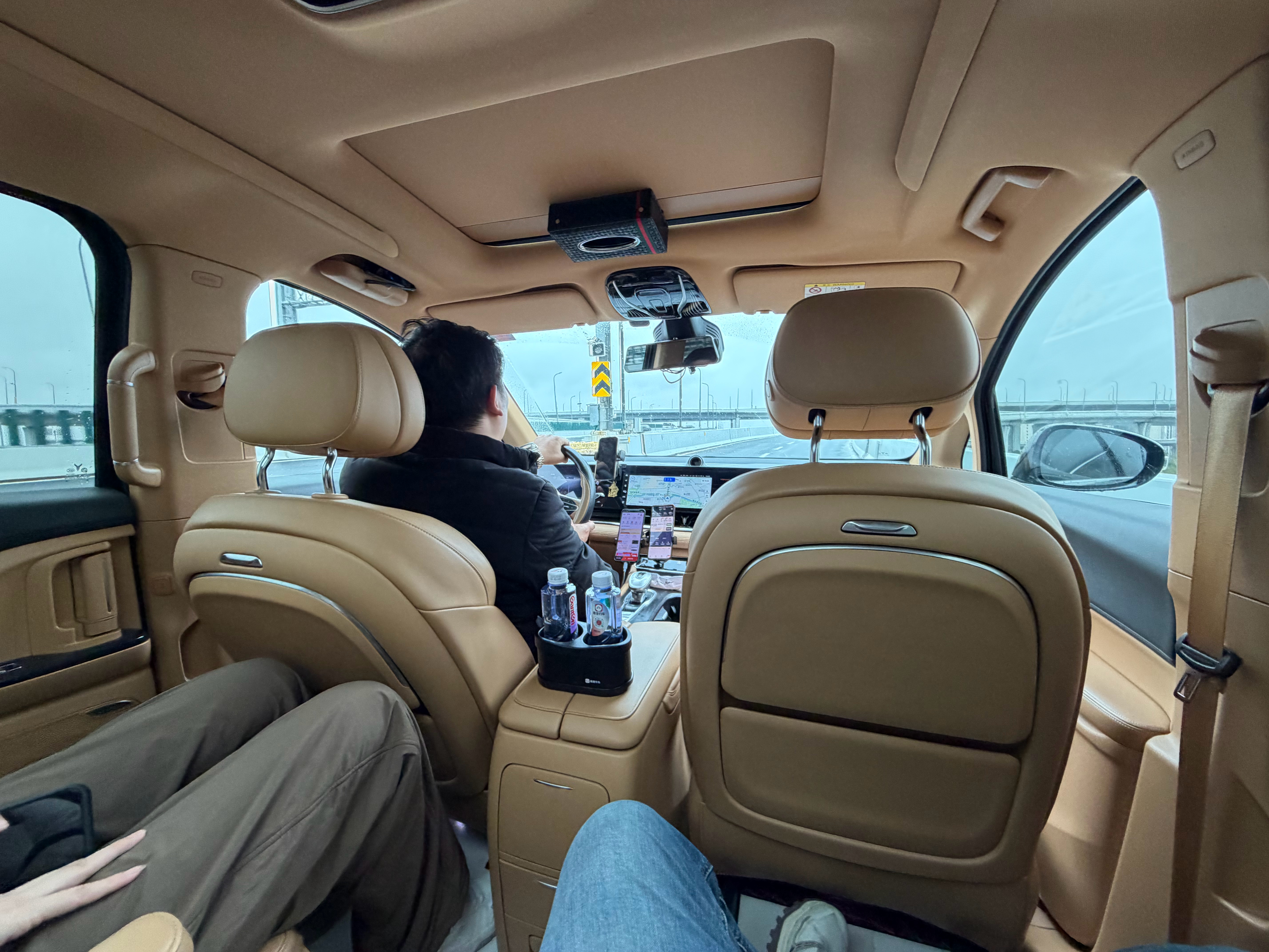 终于上车回家了，行李太多打了个梦想家，500块车费有300是装行李 上海