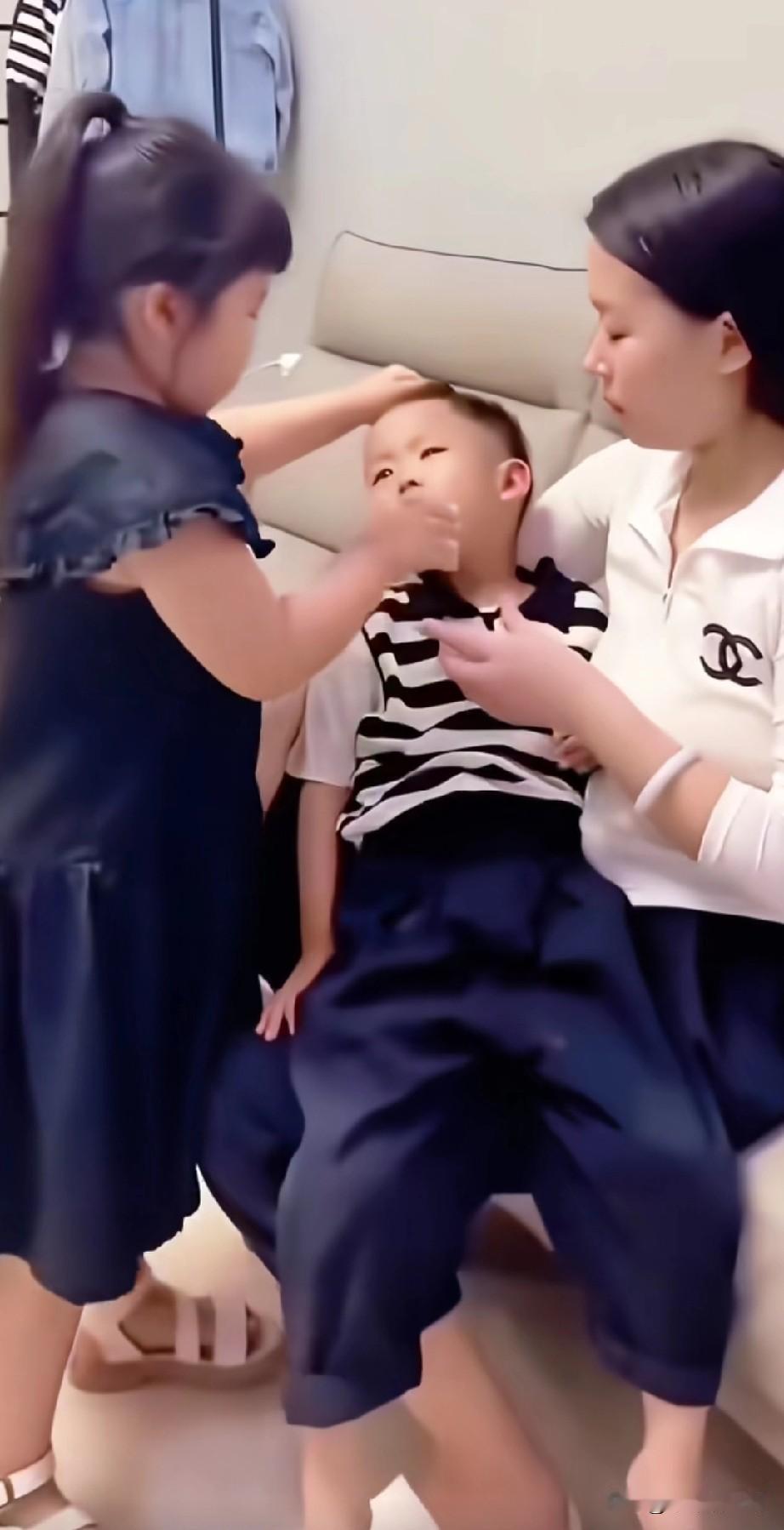 众所周知，在家里，弟弟眼中最高地位的人不是爸爸也不是妈妈，是姐姐。这当姐的不知背