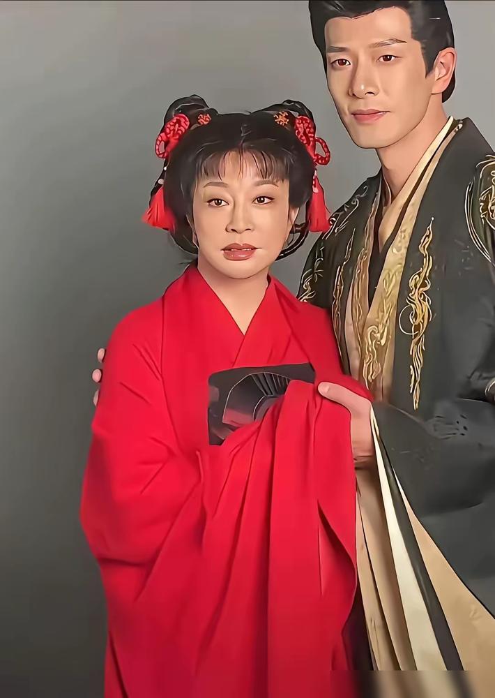 75岁演少女被群嘲，背后的资本却在默默数钱。
片场里她拿着几乎可以忽略不计的低