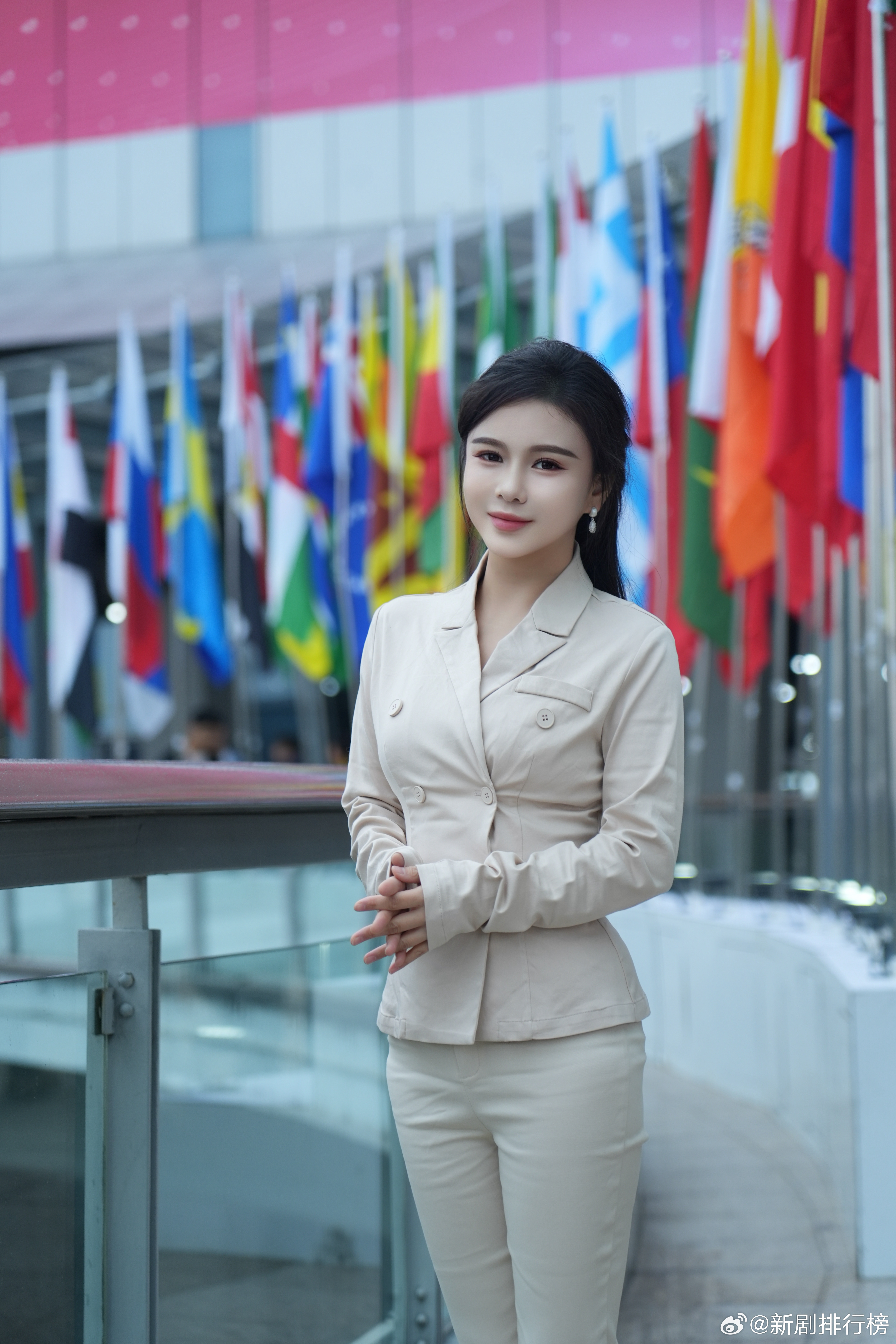 刘美希在进博会的现场与秋天的风景交相辉映，她为你带来最前沿的科技产品，一起领略全