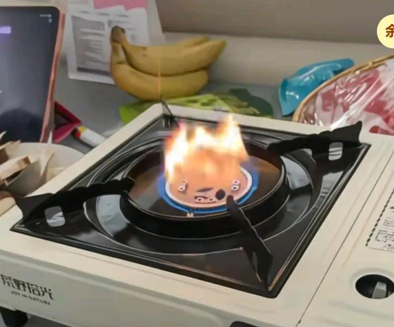 男子在网上购买卡式炉，没有火客服让拍视频，
结果突然就爆炸了，
客服说再给他补发