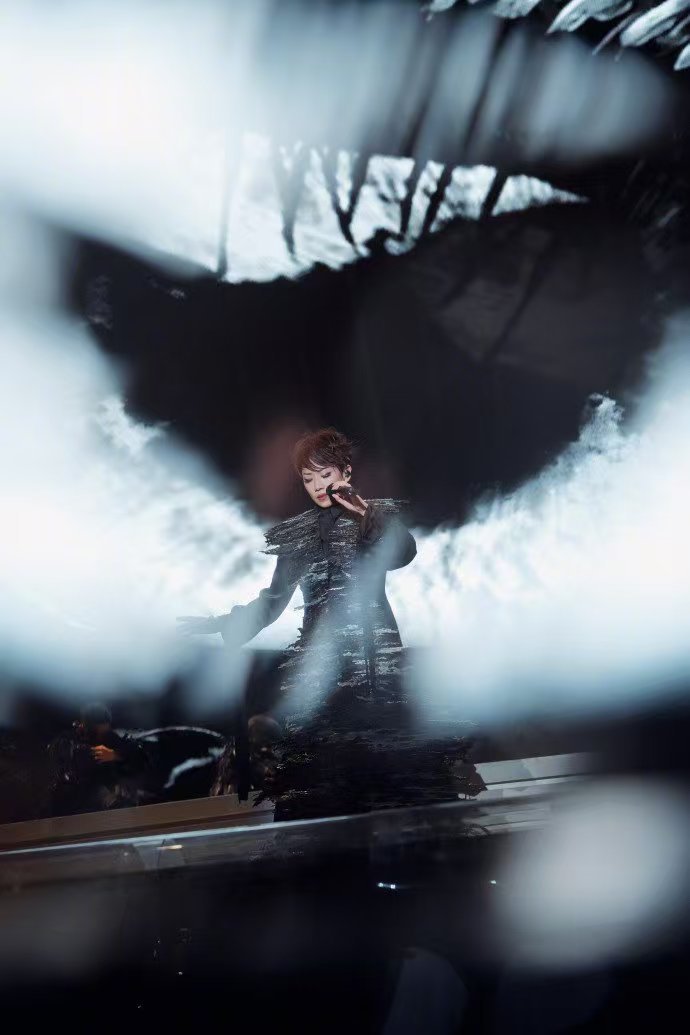 林忆莲早就唱了爱你老己 林忆莲跨年夜唱响《至少还有你》，那歌声里满是“爱你老己”