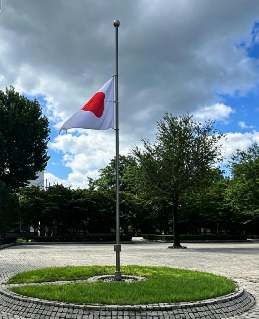 日本识大体！至今外国机构里，只有日本驻华大使馆降半旗了！我们常说君子论迹不论心，