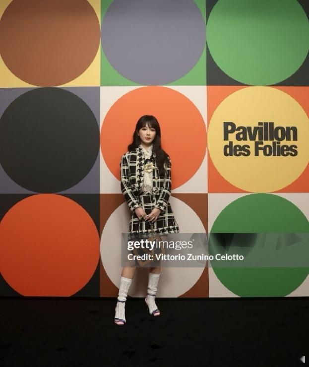 #杨紫看秀G社生图#当 G 社生图记录下杨紫看秀的瞬间，我们看到了她的非凡魅力。