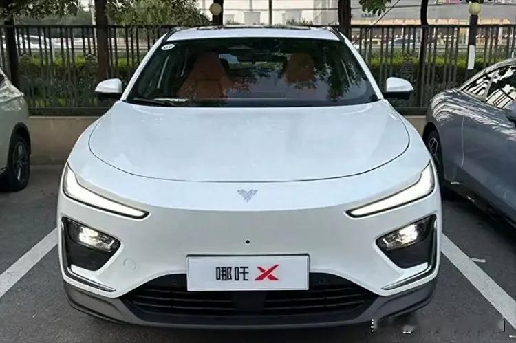 3年亏了183亿！
哪吒车主们集体哭晕在厕所里了。

哪吒汽车造车三年，最终破产