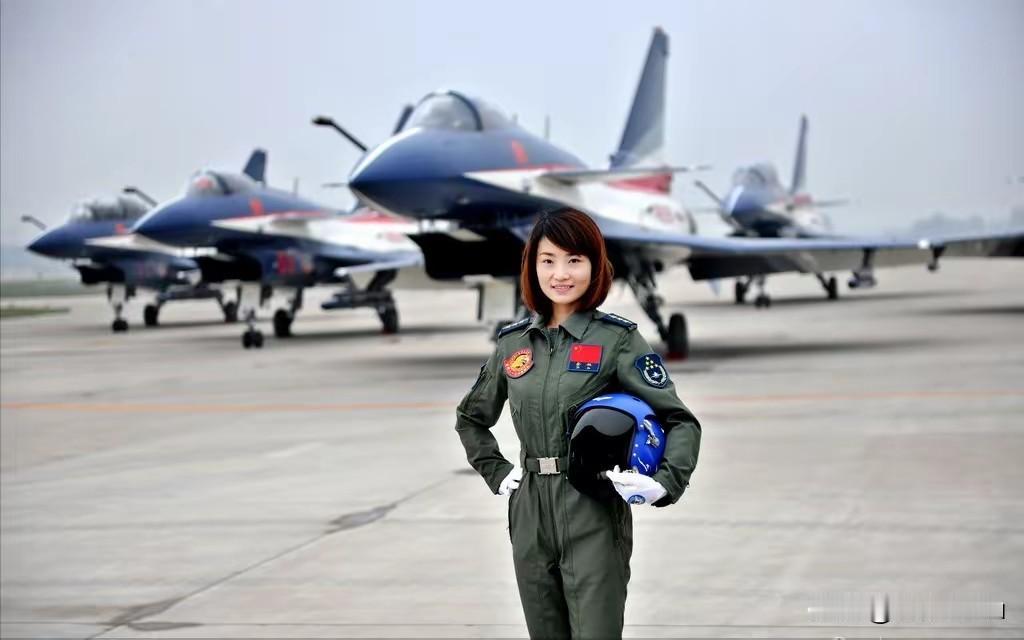 解放军飞行员10年飞1000小
时遭海外质疑 官媒回应
解放军飞行员金力嘉10年