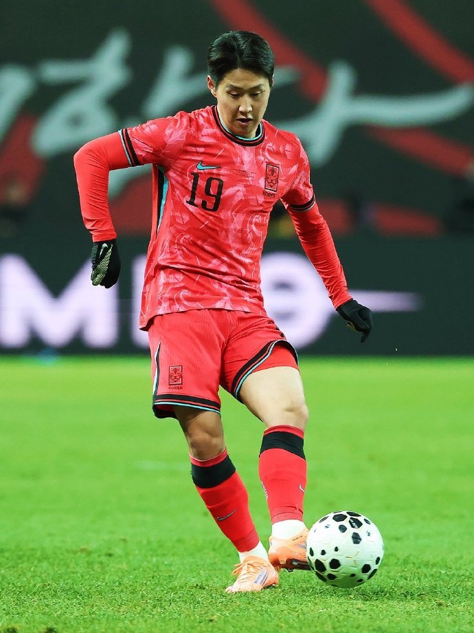 #李刚仁首夺韩国年度足球先生# 当地时间2月24日下午，韩国足协在韩国足球公园举