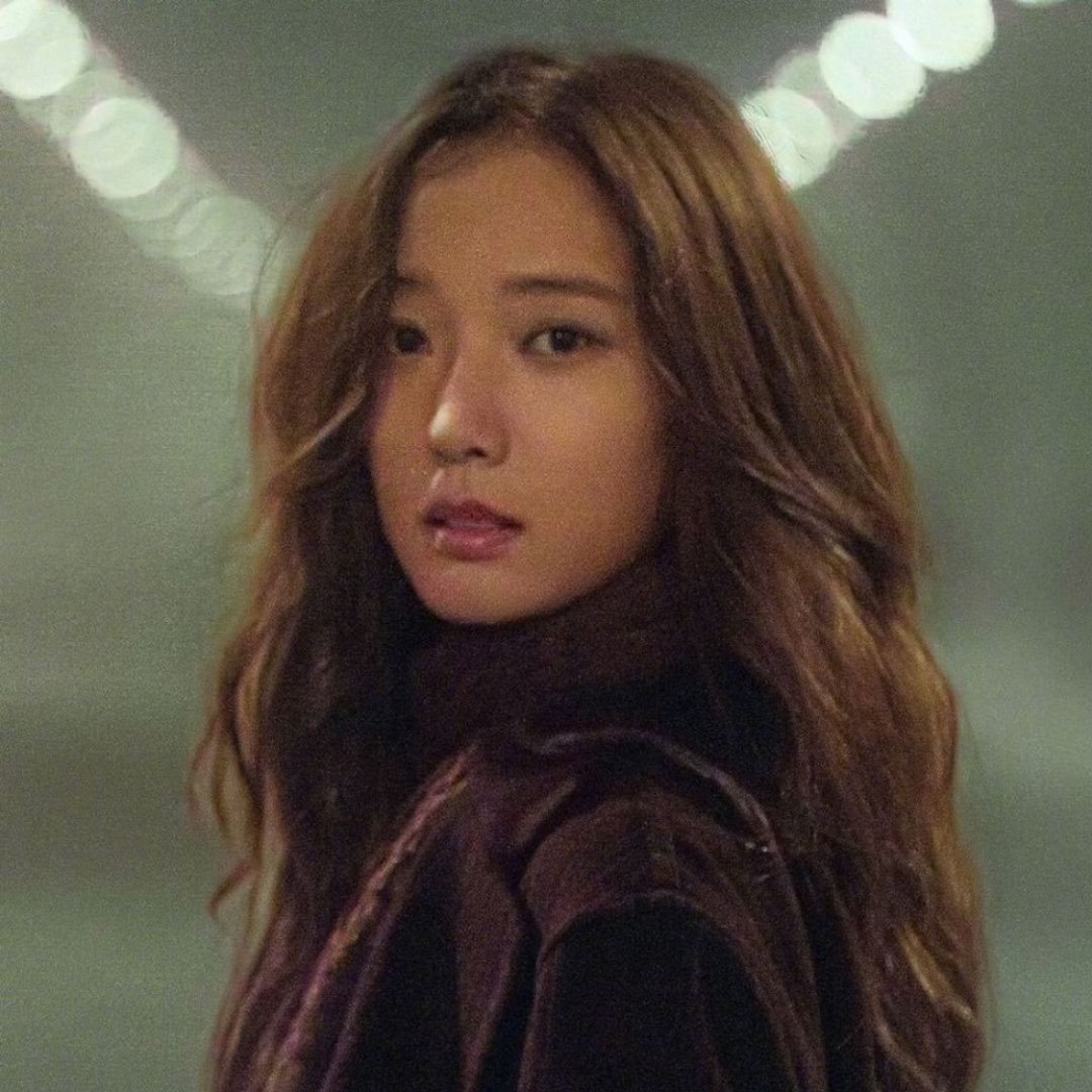 王珞丹  头像分析她没有隐婚，就是未婚人士。跟那个谁相比我更喜欢看王珞丹的塑造的