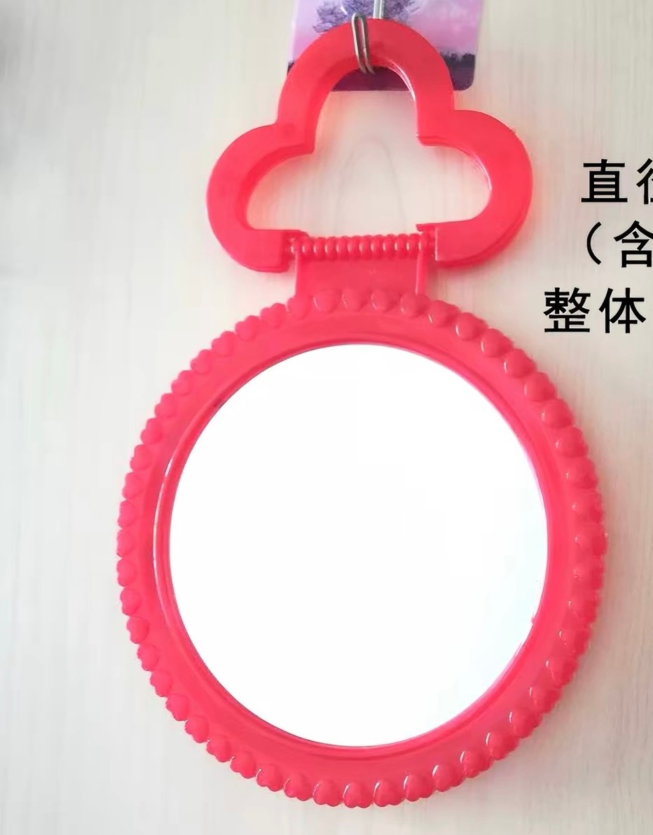 你们小时候，家里有没有一面手持的圆形塑料框的镜子，像图一这样？镜子背后有一张风景