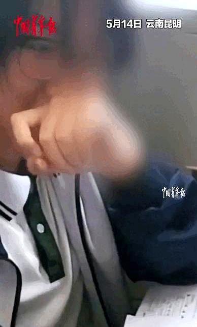 昆明一所初中教室里，课间就10分钟，一个平时不爱出风头的初二女生，愣是用一堆彩色