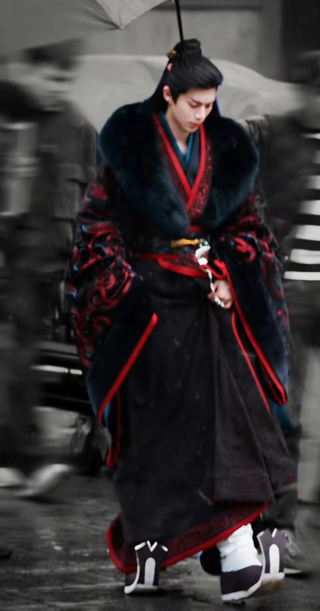 王鹤棣和谢景行适配度💯！这几张路透图太有感觉了，很有气场！看完立马吻上！👏真