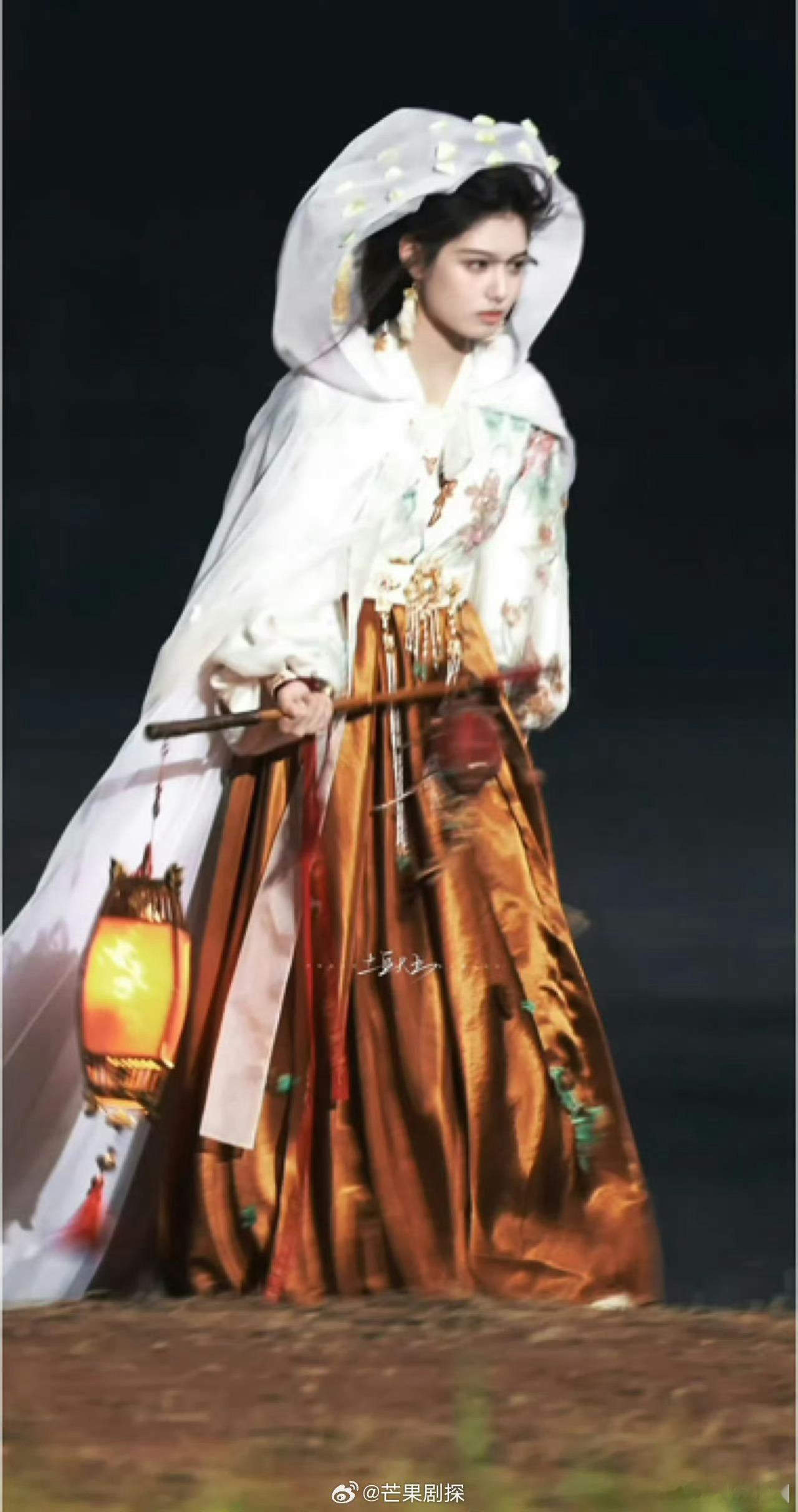 桃夭掌灯神女具象化艾米百妖谱清冷神女感 原著党狂喜！艾米的桃夭白纱提灯造型，完美