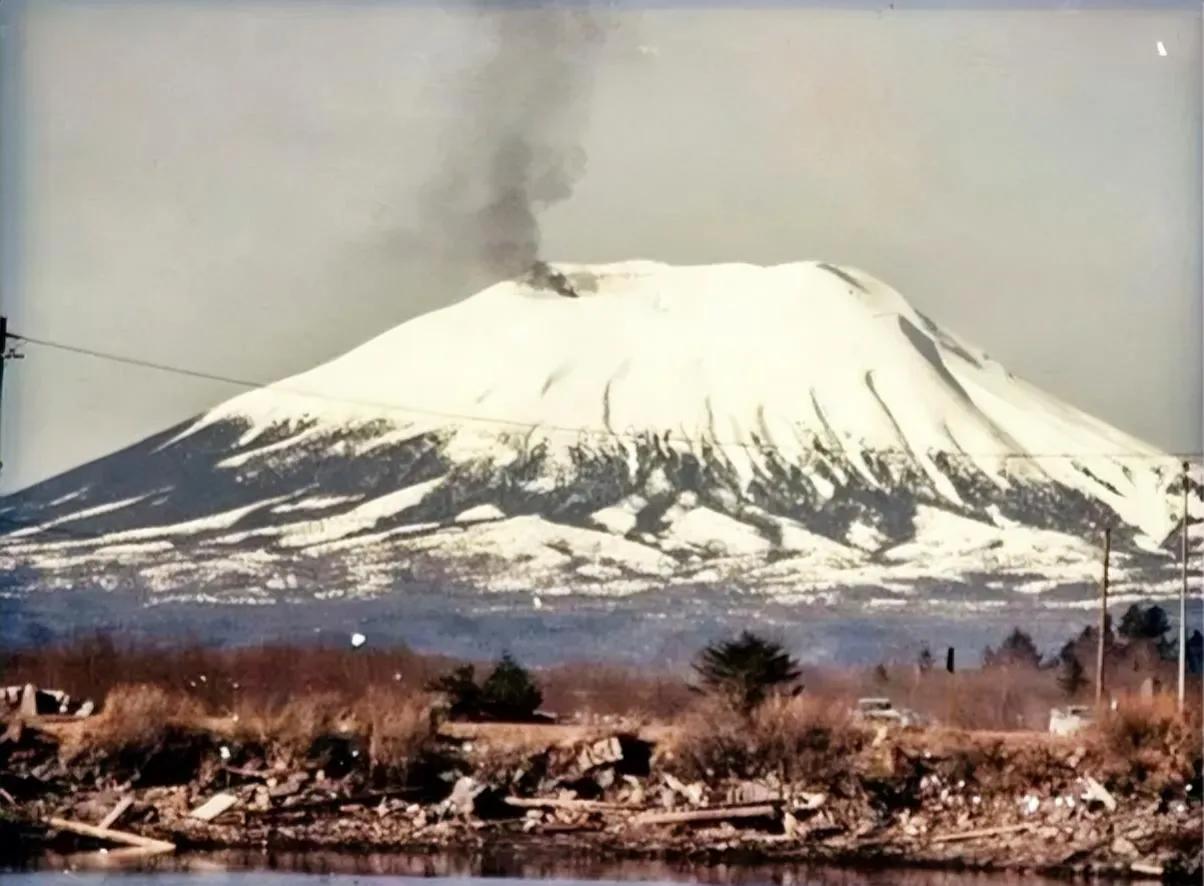 1974年4月1日，美国阿拉斯加锡特卡镇，奥利弗·比卡尔带着70个轮胎登上埃奇坎