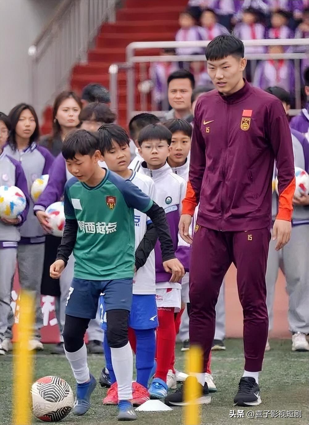 3月26日，在西安国际青年足球锦标赛间隙，中国U23男足走进清华附中秦汉学校开展