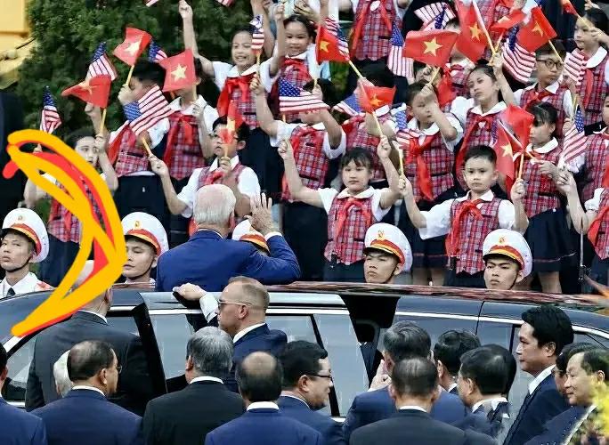 拜登访越，越南小兵的眼神，非常意味深长！

9月10日，80周岁的拜登开完G20