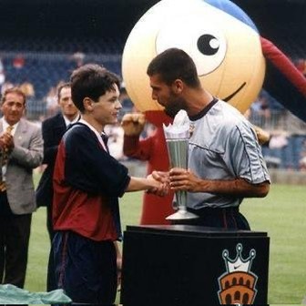 【老照片】 西甲 A young Andres Iniesta receivin