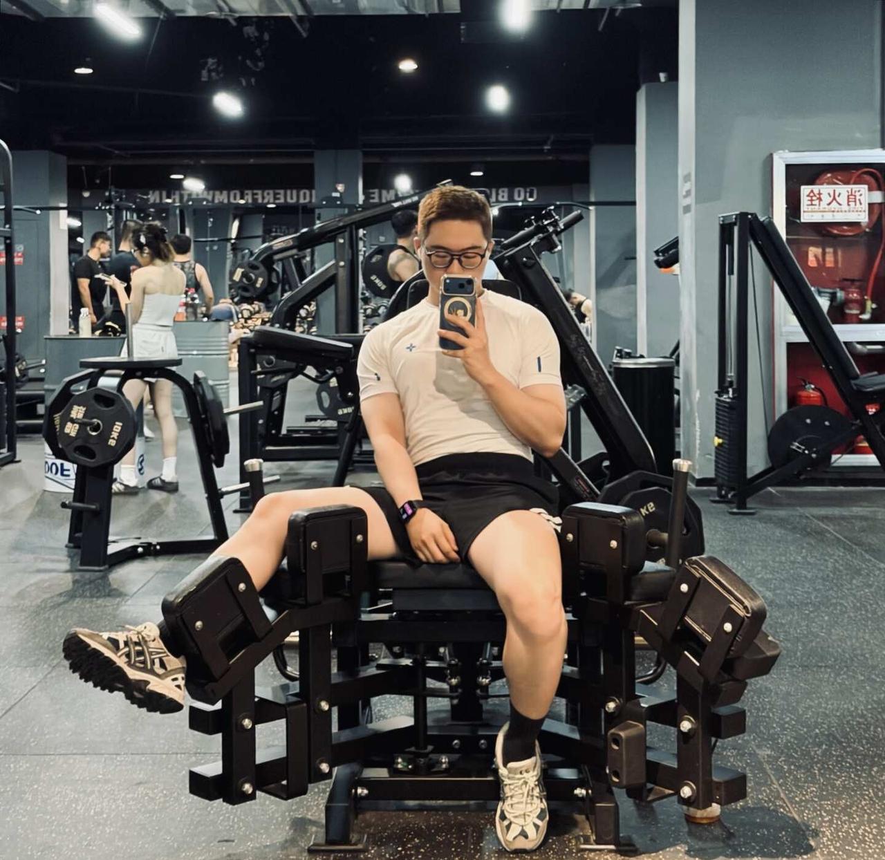 体重感觉都分到腿上了🦵
吃牛蛙可以变牛蛙么[流泪]毫无训练痕迹只有拍摄技巧 三