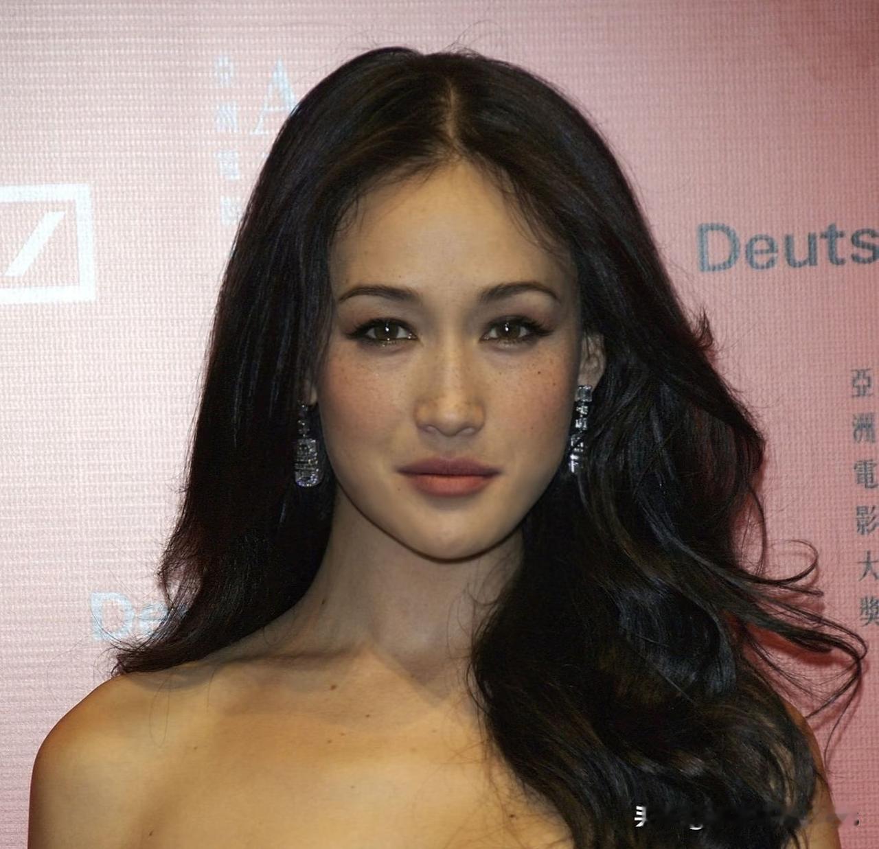 Maggie Q的魅力简直无可抵挡！
饰演女杀手时，她又帅又美。
《尼基塔》里的