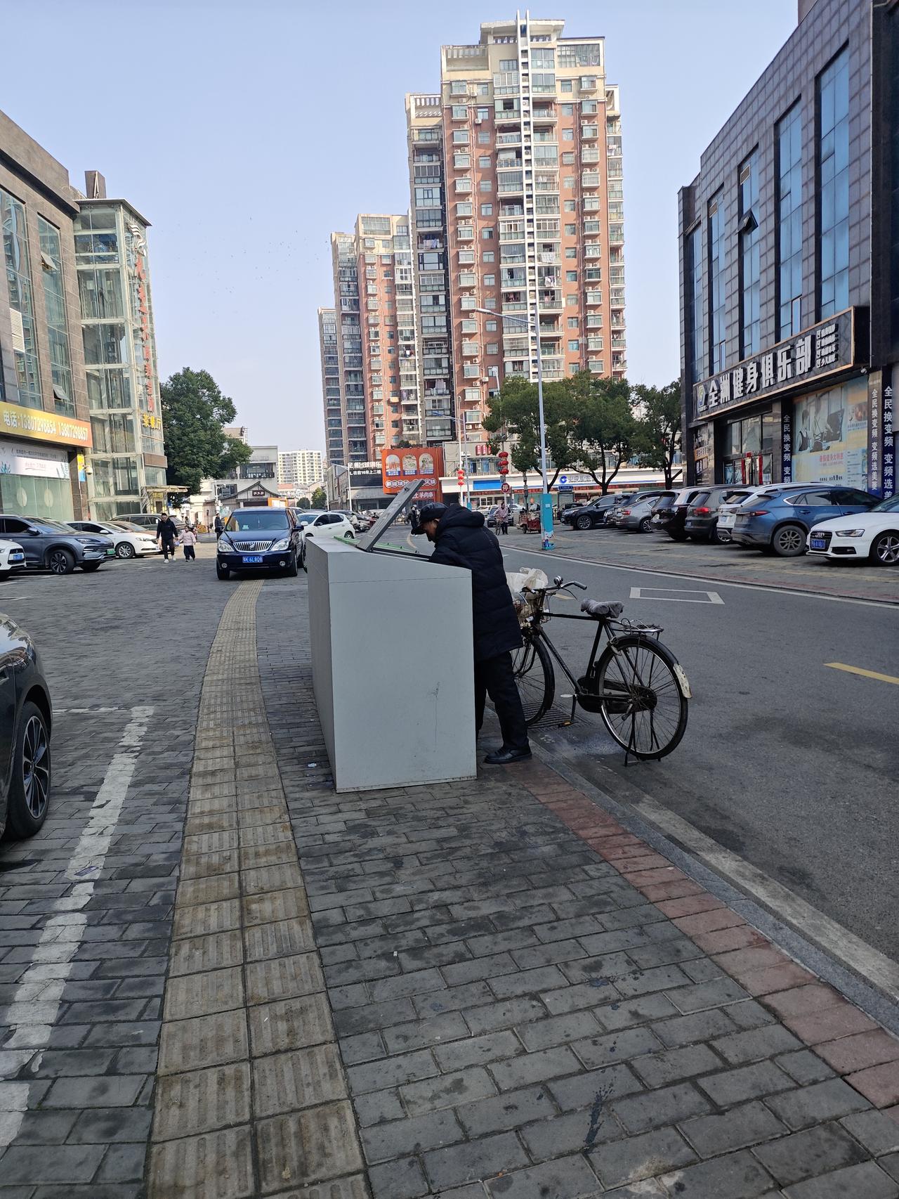 山河四省垃圾桶里的饮料瓶能到达垃圾站，中部地区又何尝不是。（摄于孝感城区某商业街