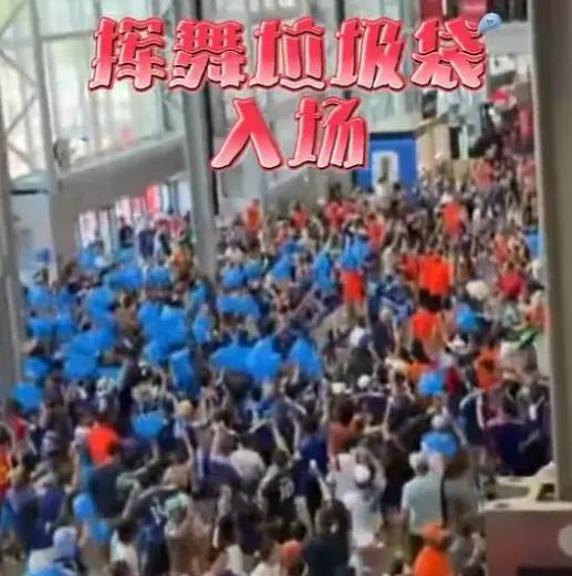 这套戏，日本人自己都演不下去了。

日本队世界杯赛后，几千号人身穿蓝衣，手举统一