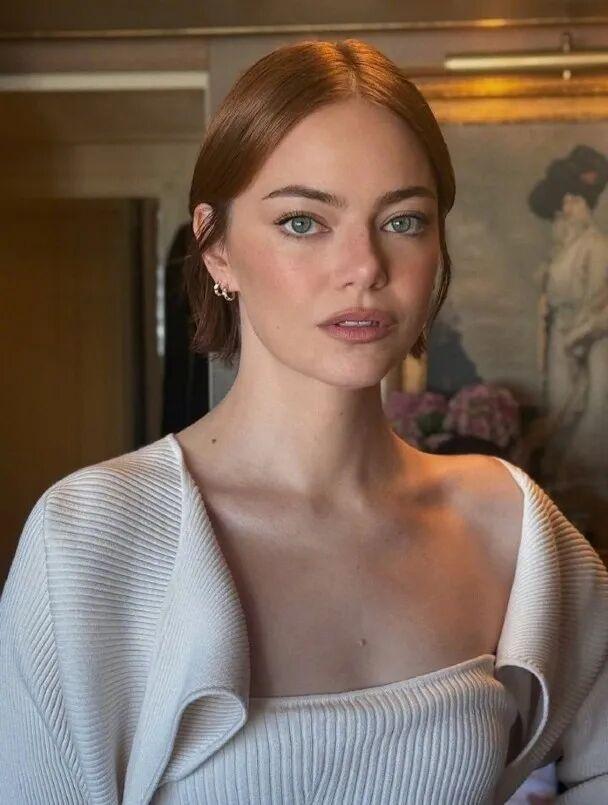 日前，85花一姐威尼斯影后Emma Stone亮相巴黎时装周，其容貌变化尤其是明