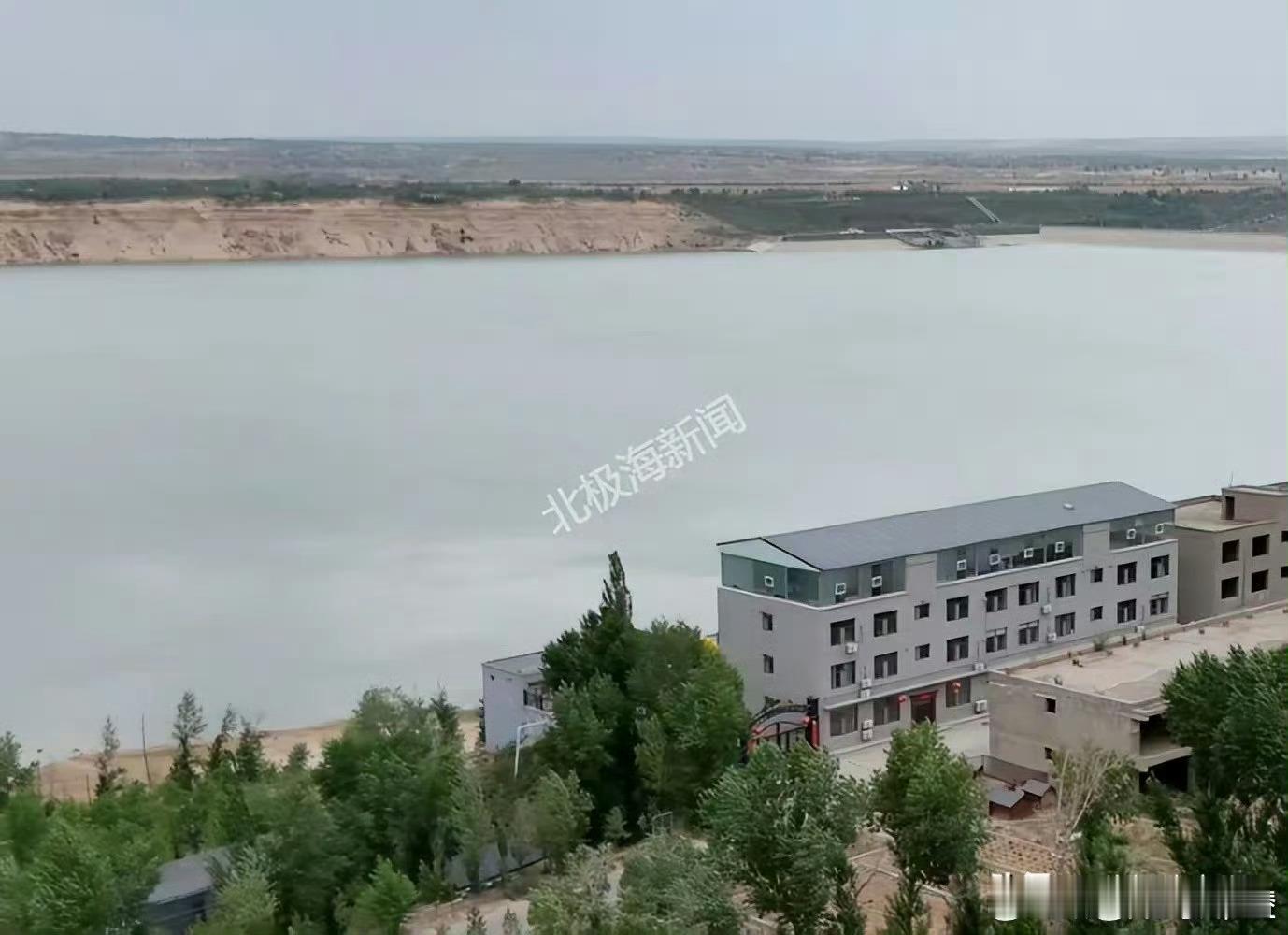 小布益 紧邻水库百余米 榆林水源保护区一私人宅院引发合规争议近日，有网友向北极海