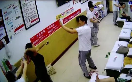 6月25日，在湖南长沙的一家修脚店，一位女顾客在服务结束后，技师未能完成全部流程