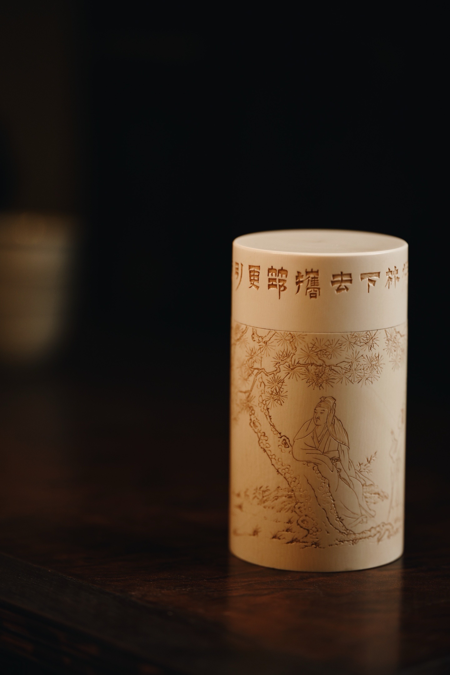 猛犸仿古 | 观鹤 茶叶罐料质细腻，罐身采用阴刻技法呈现观鹤图，文士斜倚松树树干