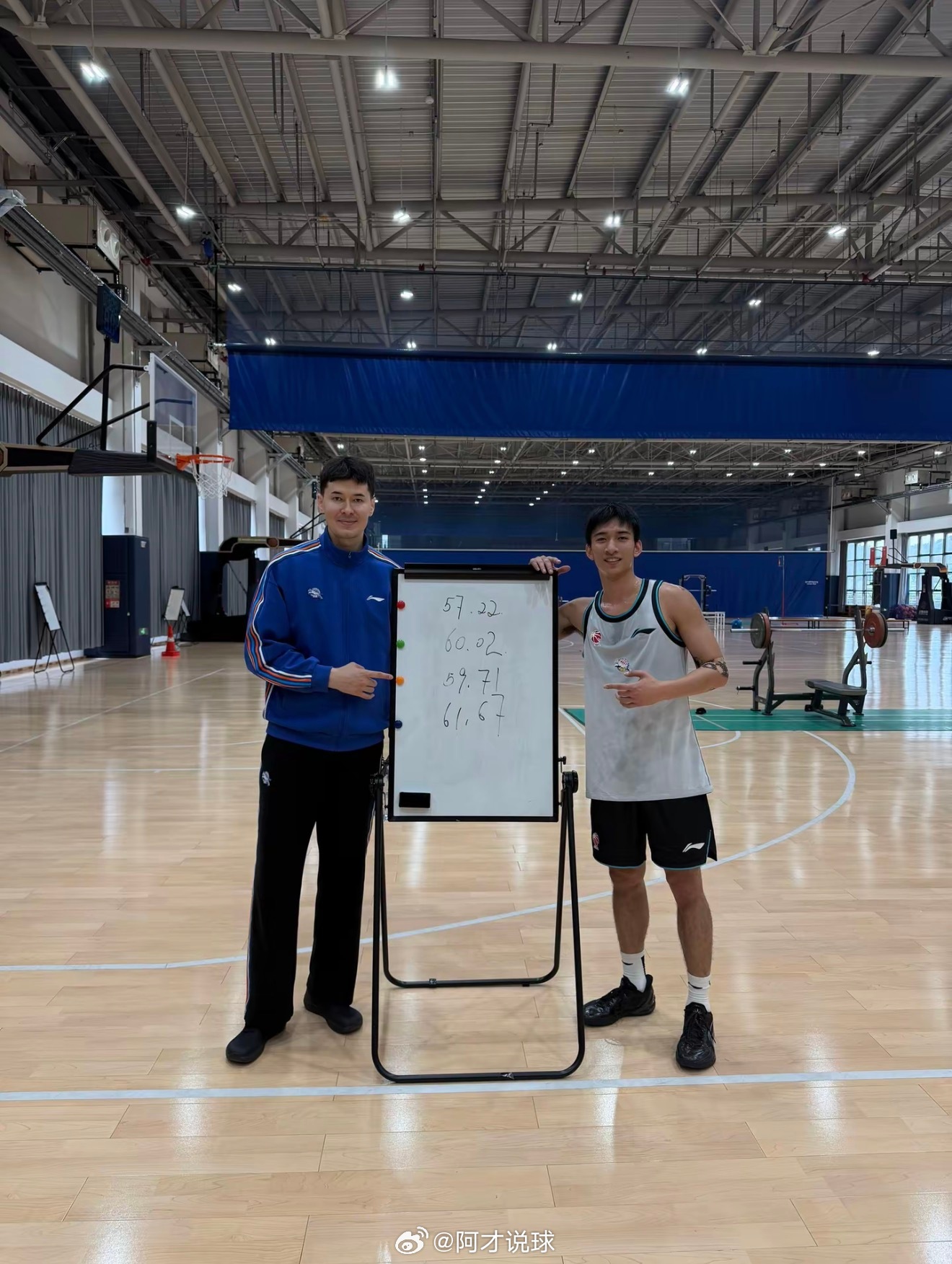 买吾兰总经理更新照片，恭喜阿不都沙拉木和张俊生体测通过。至此，新疆男篮全员体测通