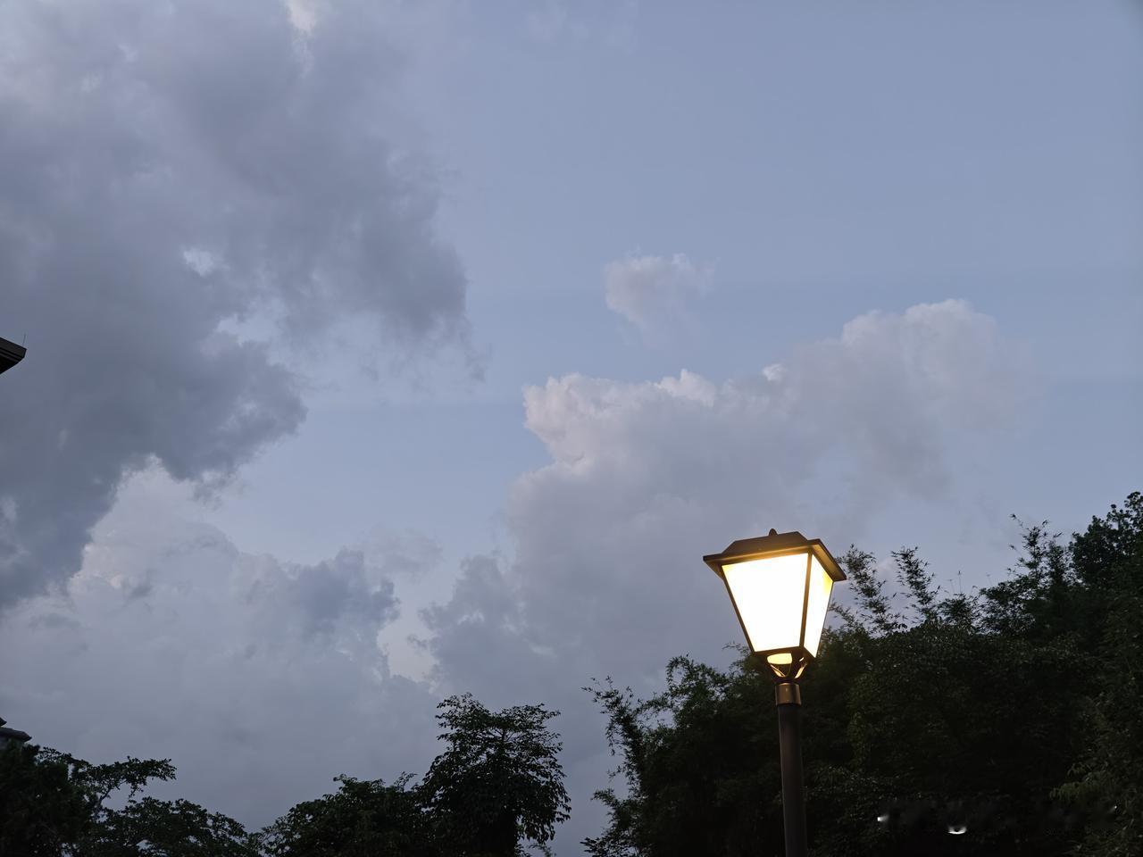 随手拍下初夏美景乌云和白云之争，究竟是暴雨瓢泼（乌云胜）还是继续闷热的高温天气（