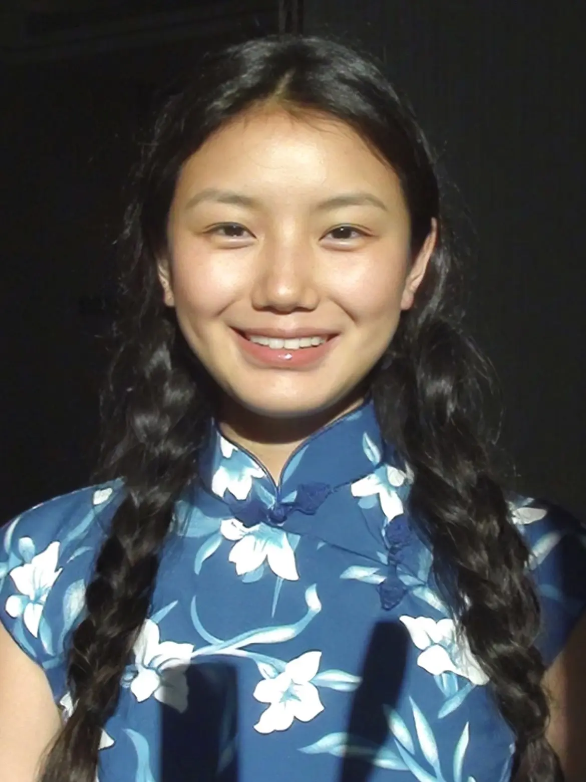 买老相机发现了原主人三十年前的照片。希望还能找到这个女孩🙏和我长的好像