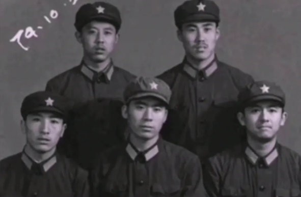 看到这张照片，想起那句“烈士陵园见！世界上最珍贵的战友情，被这两张对比照片演绎得