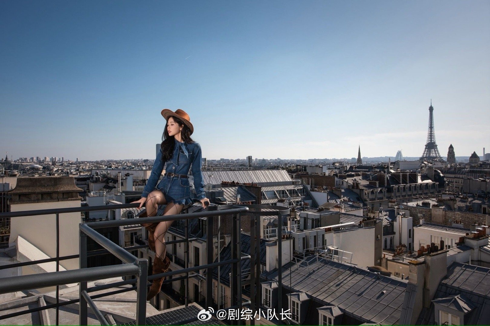 岳雨婷时装周街拍大事很妙 巴黎天空下多了个牛仔女孩，站在屋顶上望向远方。脚下是旧