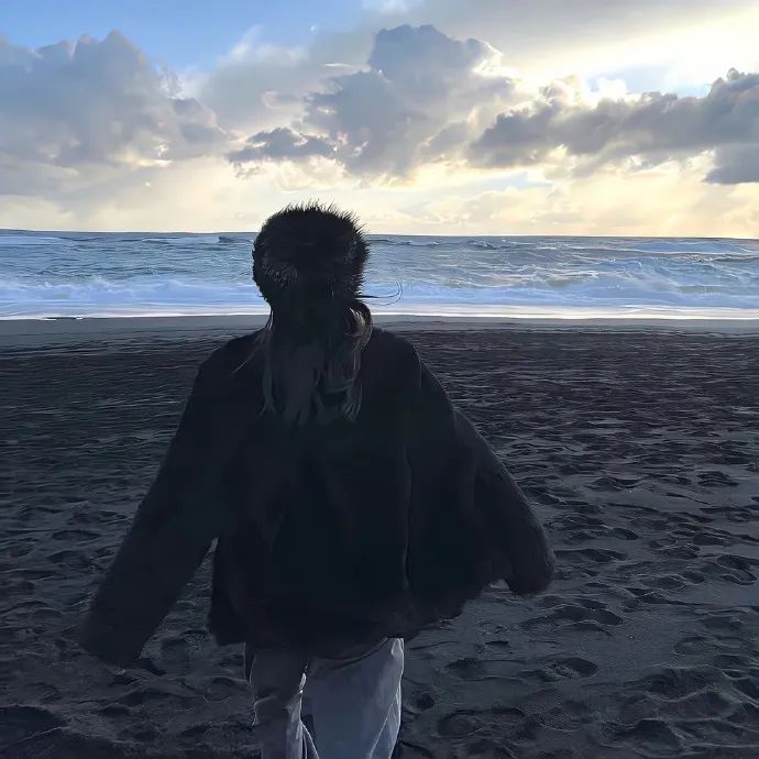 活在别人的眼里 是对自己的不尊重 ​​​