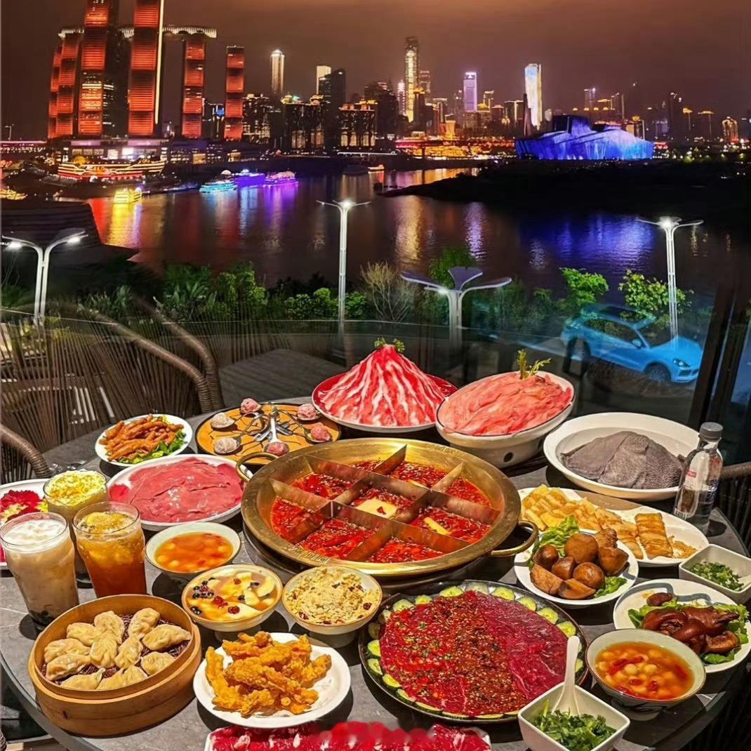 外国大使在中国吃上自家毛肚冬天吃上一顿美美的火锅真的太幸福了，在很多烫菜中，毛肚