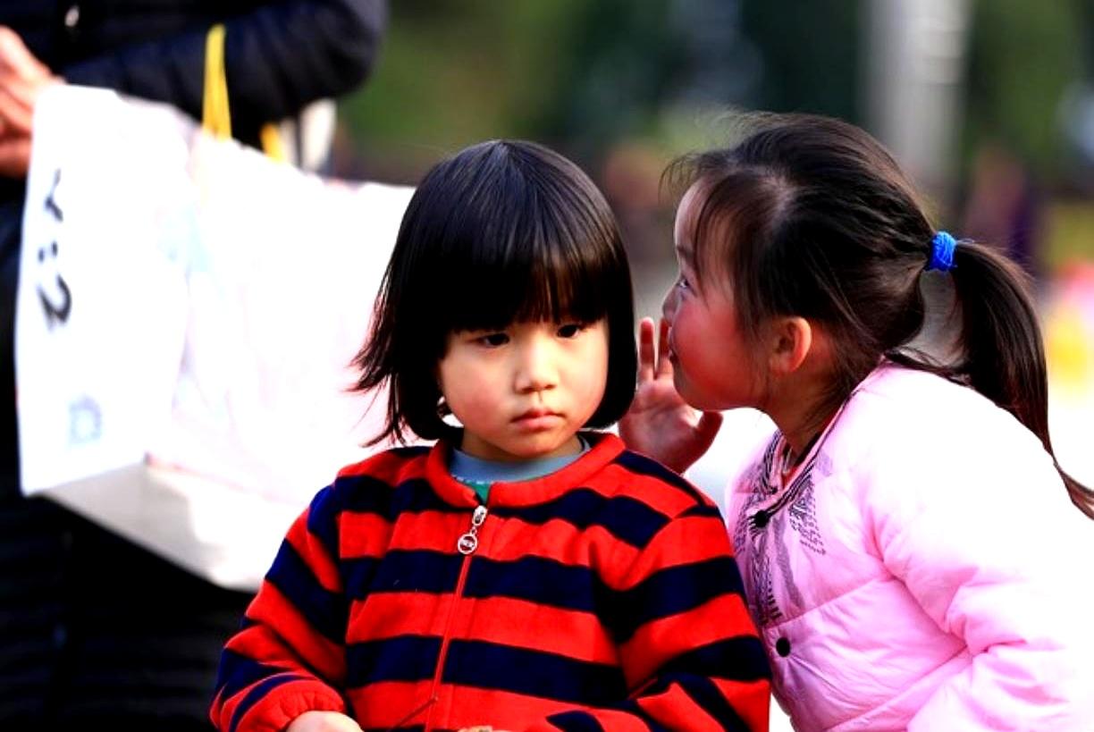 小表妹六七岁时，低声跟舅妈说：大姑父的手不对劲。
舅妈气急，去找姑姑；可姑姑怕老