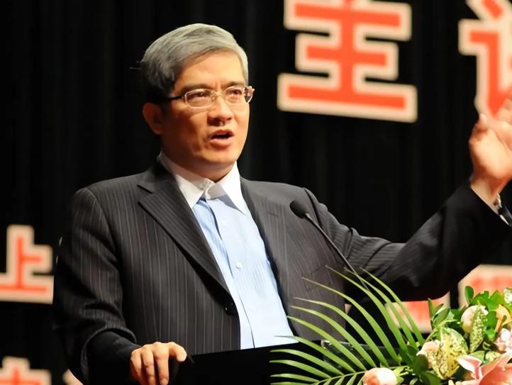 意外的是，那位在智库的老同学吃饭，他私下告诉我，郎教授这回把房地产的底牌摊开了。